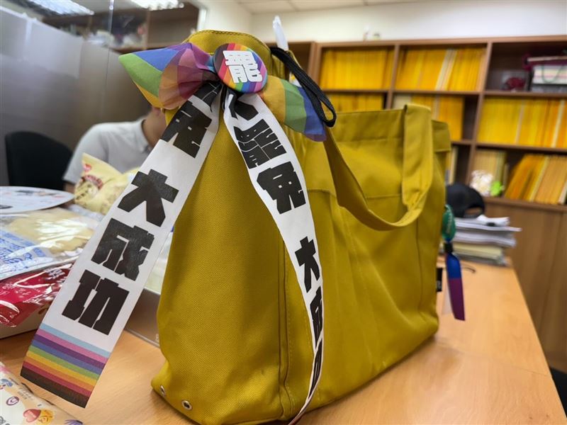 陳培瑜指出,訪客背包上的罷免飄帶竟被警衛要求撤下。若是如此,記者也不敢在警衛面前拿出貼有「台日友好」與「挺同志」貼紙的筆電了。(圖/翻攝自陳培瑜threads)