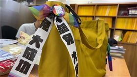 ▲陳培瑜指控立院警衛竟要訪客拆掉罷免飄帶（圖／翻攝自陳培瑜Threads）