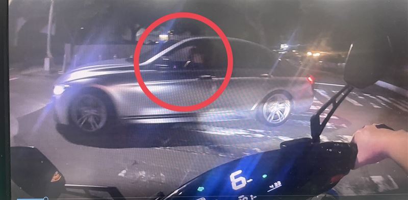 員警識破「換座位戲碼」,改由女子駕駛試圖將酒駕情事蒙混過關。(圖/翻攝畫面)