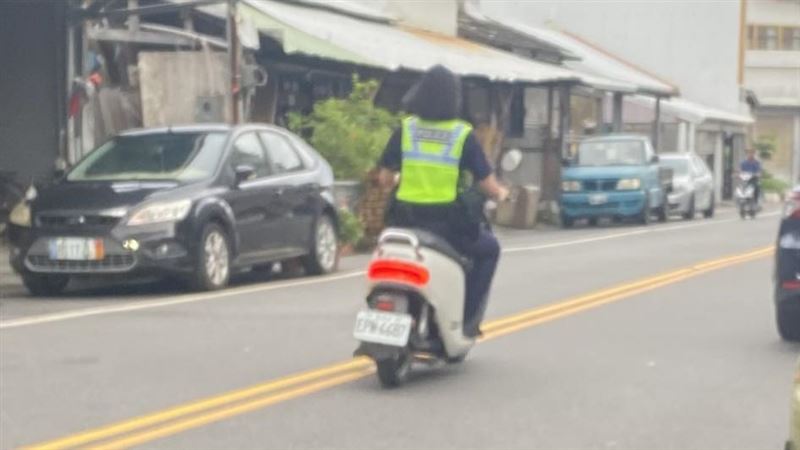 女警騎機車沒戴安全帽被民眾拍下PO網。(圖/翻攝自臉書台東大小事)