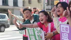 民進黨立法院黨團今（23）日一早重兵集結台北市，鎖定國民黨立委徐巧芯、王鴻薇，進行罷免催票。（圖／翻攝民進黨團臉書)