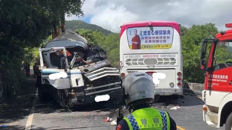 根據警方初步研判,曳引車疑似在行經彎道時跨越對向車道,與對向行駛的國光客運發生猛烈碰撞,目前確切肇因仍由警方進一步調查中。而兩車車籍與檢驗紀錄均正常。(圖/翻攝畫面)