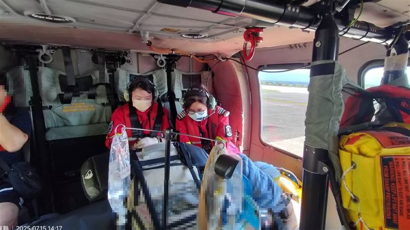 傷者搭乘直升機緊急送往台東救治。(圖/空勤總隊提供)
