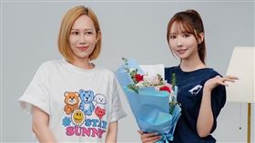 三上悠亞推動公益，電商女王瑪菲司Mavis驚喜獻花大方送珍藏。（圖／阿朵企画提供）