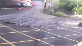 砂石車與國光客運發生嚴重碰撞，現場煙塵四起、鋼條全散落，畫面十分駭人。（圖／翻攝畫面）