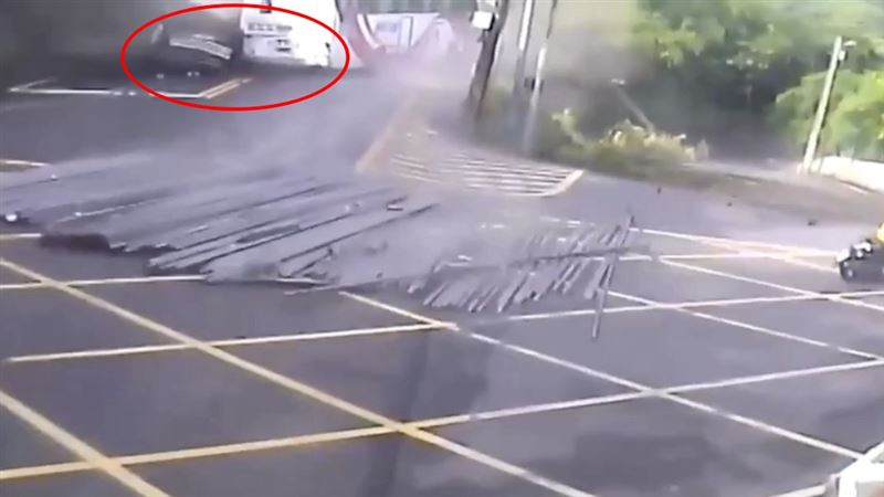 砂石車與國光客運發生嚴重碰撞,現場煙塵四起、鋼條全散落,畫面十分駭人。(圖/翻攝畫面)