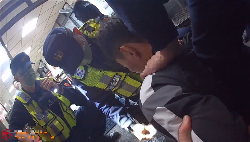 越籍移工見員警執行臨檢,轉身拔腿狂奔,10秒內遭警壓制。(圖/翻攝畫面)