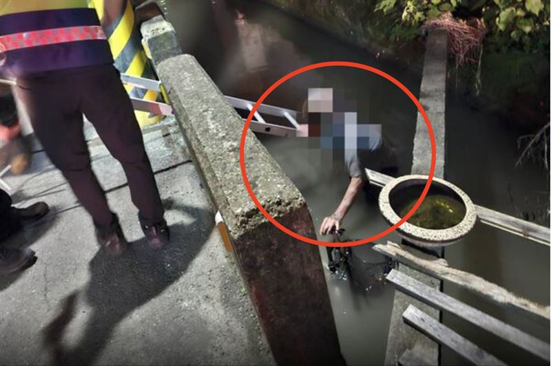 郭姓老翁受困水溝10小時,所幸被民眾發現獲救。(圖/翻攝畫面)