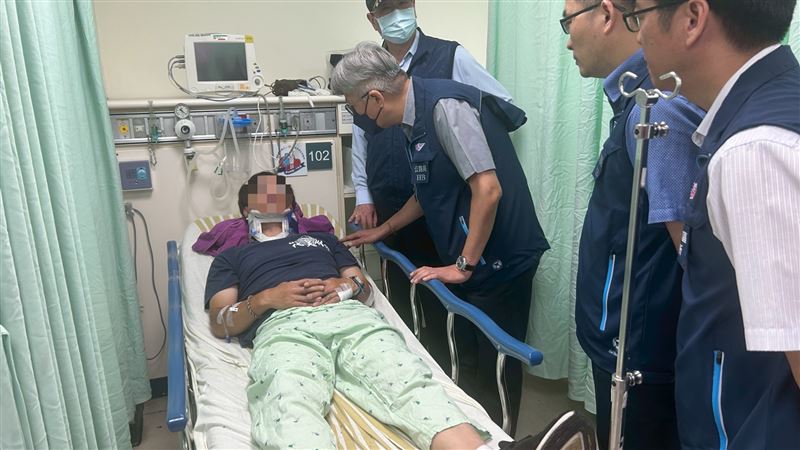 公路局周廷彰副局長探視本次事故傷患。(圖/公路局提供) 萬里國光客運,萬里,車禍,重傷,公路局