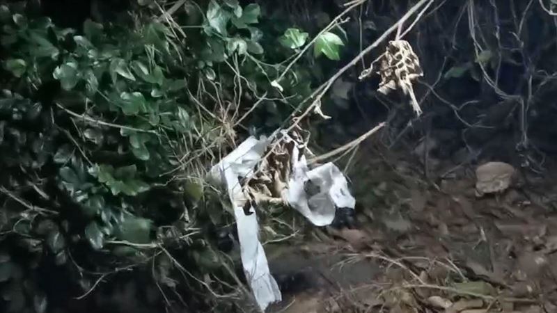 兇手賴男清理命案現場,拿塑膠袋裝屍體,再以棉被包裹後棄屍。(圖/翻攝畫面)