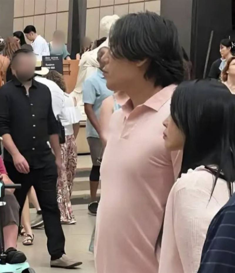 秦昊被目擊凸肚。(圖/翻攝自微博)