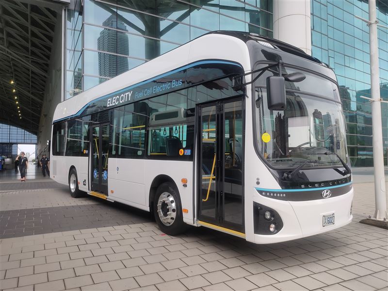配備180kW燃料電池系統、78.4kWh電池與875公升氫氣瓶,續航力可達約550公里。(HYUNDAI提供)