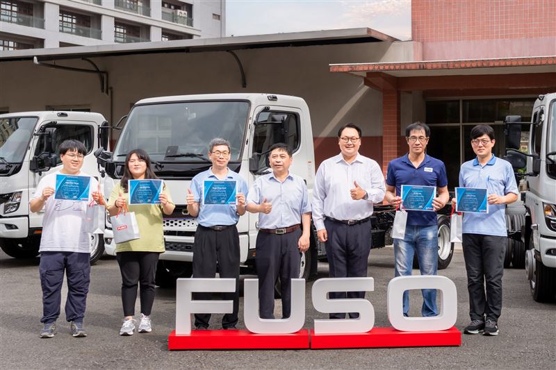 純電大貨車FUSO eCanter交付交通部公路局公路人員訓練所。(FUSO提供)