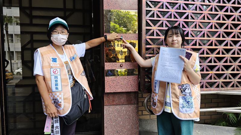 「文山退葆」領銜人張艾安（右）與成員赴北檢提告。（圖／翻攝畫面）