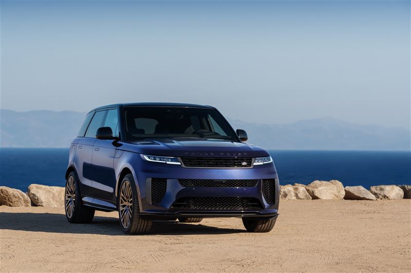 客戶可選擇親赴全球SV客製中心與專家合作打造夢想座駕。(JLR提供)