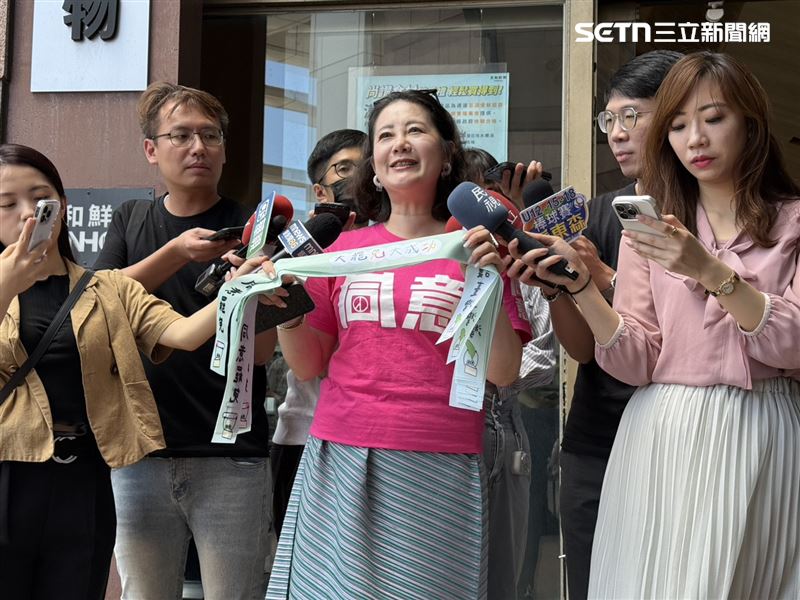 民進黨立法院黨團幹事長吳思瑤出席中常會前受訪。（圖／記者劉秀敏攝影）