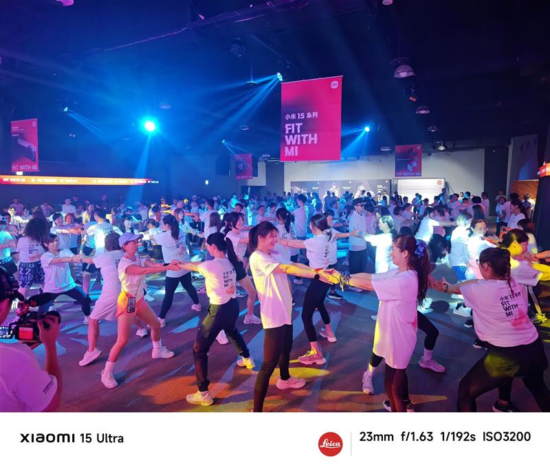 現場氣氛熱烈，透過Xiaomi 15 Ultra無段式焦距調整人像鏡頭，從遠到近皆能清晰記錄每一位學員的精彩瞬間。（圖／小米台灣提供）