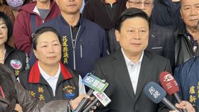 傅崐萁與妻子徐榛蔚出席國民黨花蓮縣黨部記者會（圖／翻攝畫面）