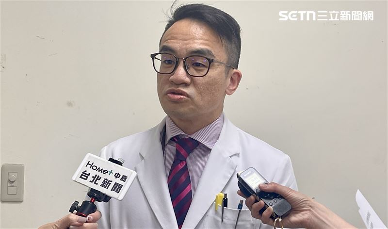 三軍總醫院泌尿外科醫師楊明昕說明,攝護腺癌有年輕化趨勢,男性應從50歲起定期篩檢。(圖/記者蔣季容攝影)