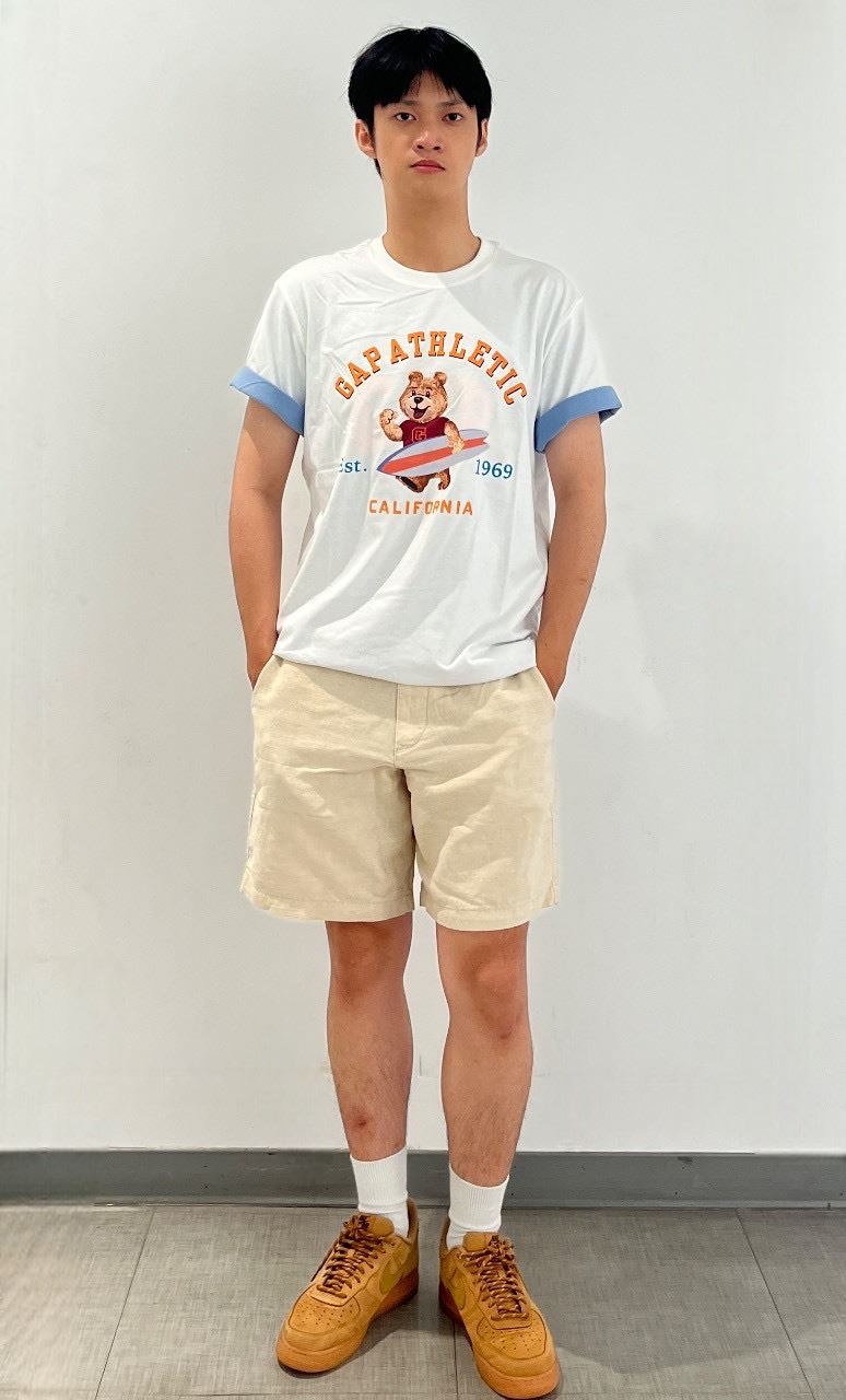 夏日度假穿搭-兩件短T藍白疊穿+亞麻短褲。（圖／品牌業者提供）