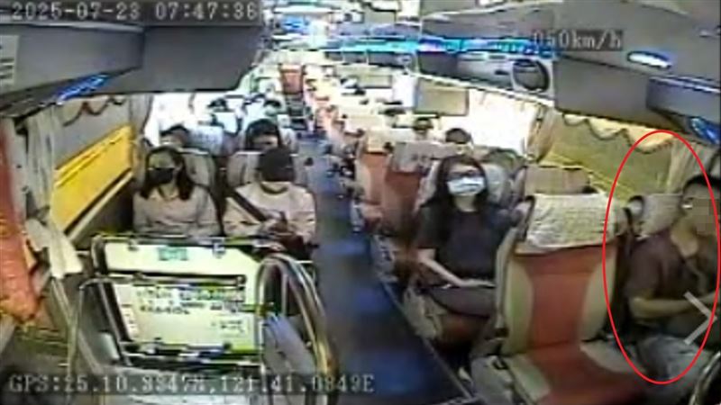 游姓男乘客坐在左方第一排。(圖/翻攝畫面)
