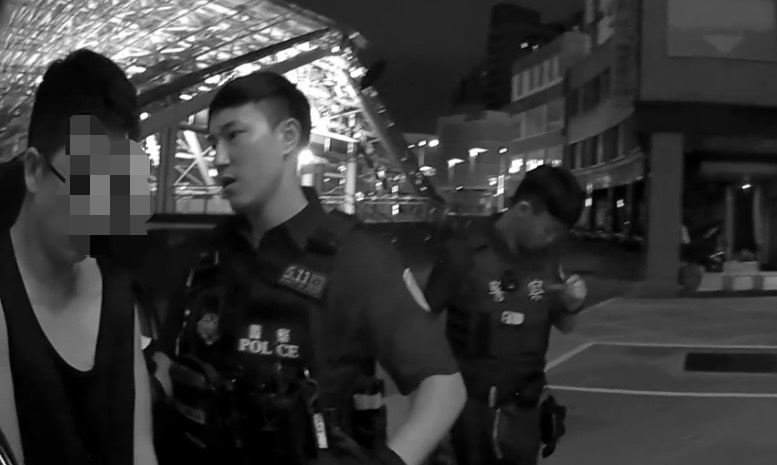 何男被警方帶回偵辦後，又發現他犯毒品罪遭中檢通緝。（圖／翻攝畫面）