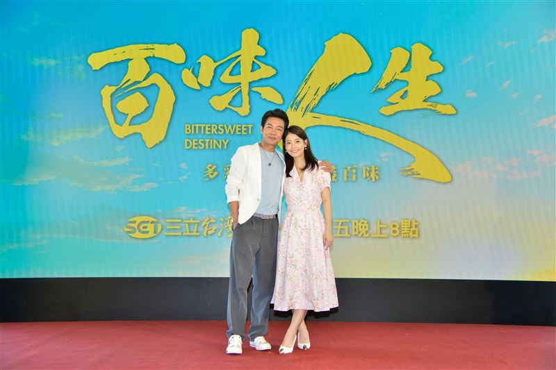 王樂妍(右)、謝承均上演逃命戲碼。(圖/三立提供)
