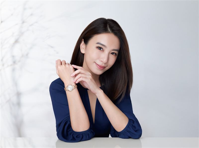 田馥甄以靛藍色洋裝搭配台灣線定款「心之所向款」光動能全球電波時計錶款EC1192-58A，展現優雅身姿。（圖／品牌業者提供）
