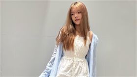 多層次穿搭-DÔEN聯名洋裝+輕薄襯衫+直筒牛仔褲。（圖／品牌業者提供）