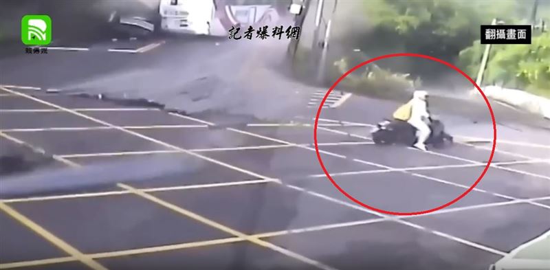 聯結車衝撞對向國光客運，後方機車騎士驚險閃過散落的鋼條。（圖／翻攝自threads @reporter.taiwan）