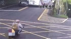 萬里車禍，後方道路監視器。（圖／翻攝自threads @reporter.taiwan）


https://www.threads.com/@reporter.taiwan/post/DMb8tp_RQ6e?xmt=AQF0lJKnFCTZupy2e6CSIL-7jeAAwEZt5M3jsW8wMnzTd2U