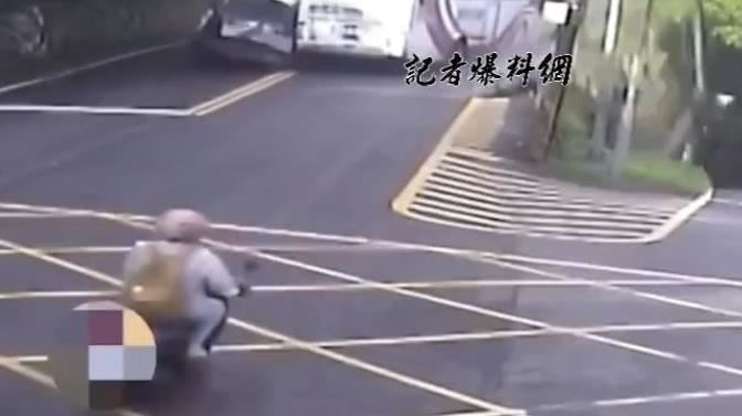 國光客運車禍後方視角曝！機車急閃逃一劫