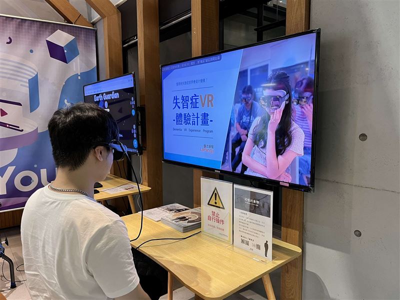 民眾現場體驗盤古銀髮的「失智症VR體驗」，透過虛擬實境技術模擬失智症患者的感官世界。（圖／桃園市青年事務局提供）