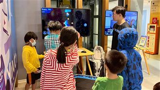 桃園青年局「XR體驗室」安東青創基地登場 AI魔法照相館超吸睛