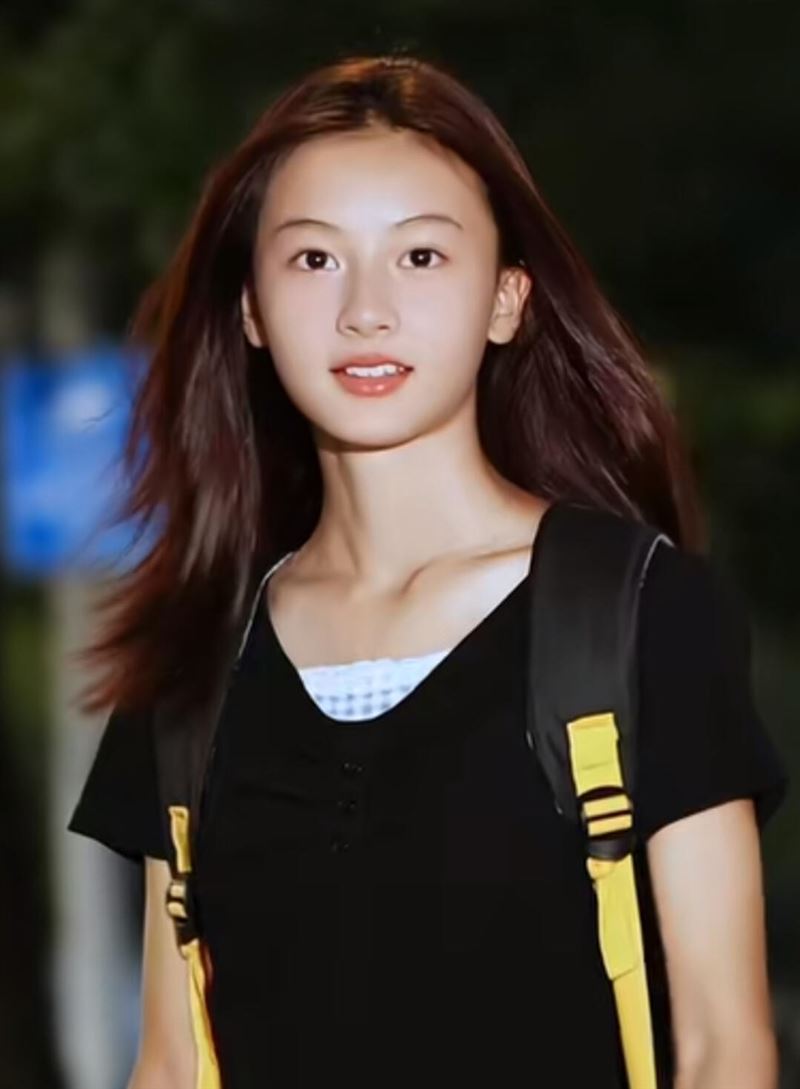 中國一名15歲女孩「七七」意外爆紅。(圖/翻攝自微博)