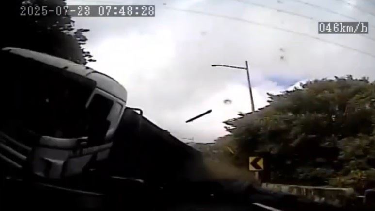客運與砂石車的撞擊瞬間,看起來十分驚悚。(圖/翻攝畫面)