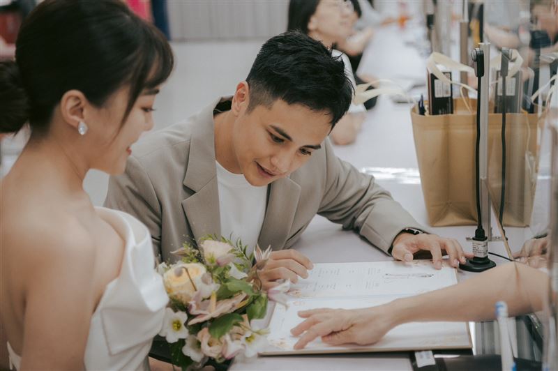 曾子余(右)和Grace在戶政事務所登記結婚。(圖/TVBS提供)