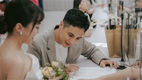 曾子余（右）和Grace在戶政事務所登記結婚。(圖／TVBS提供）