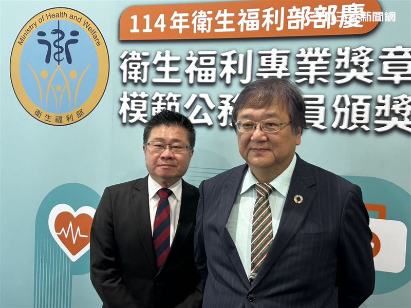 邱泰源（右）今表示，巴氏量表免評新制上路，將採輕重症分流，讓重症患者優先媒合看護人員，且媒合時間盡量在一天內完成。圖左為次長呂建德。（圖／記者簡浩正攝影）