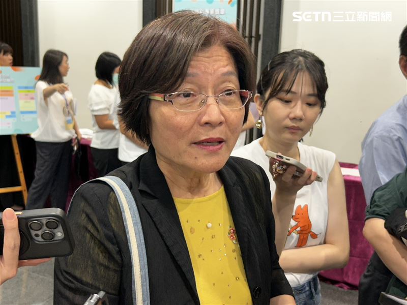 長照司長祝健芳說，癌症四期及未分期的非實體癌患者應列為重症患者加速評估，相關細節則由勞動部公布。（圖／記者簡浩正攝影）