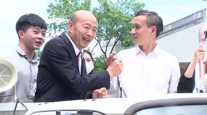 韓國瑜今天下午陪葉元之車掃。(圖/翻攝畫面)