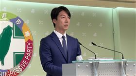 ▲民進黨發言人吳崢主持中常會後轉述記者會。（圖／記者劉秀敏攝影）