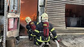 消防員在處理殘火時，不慎遭火吻，所幸無大礙。（圖／翻攝畫面）