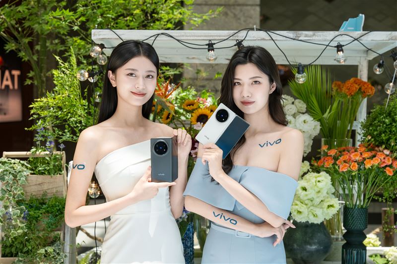 全新vivo X Fold5以輕盈之姿進軍旗艦市場,在效能表現、攝影能力與智慧應用三方面同步進化