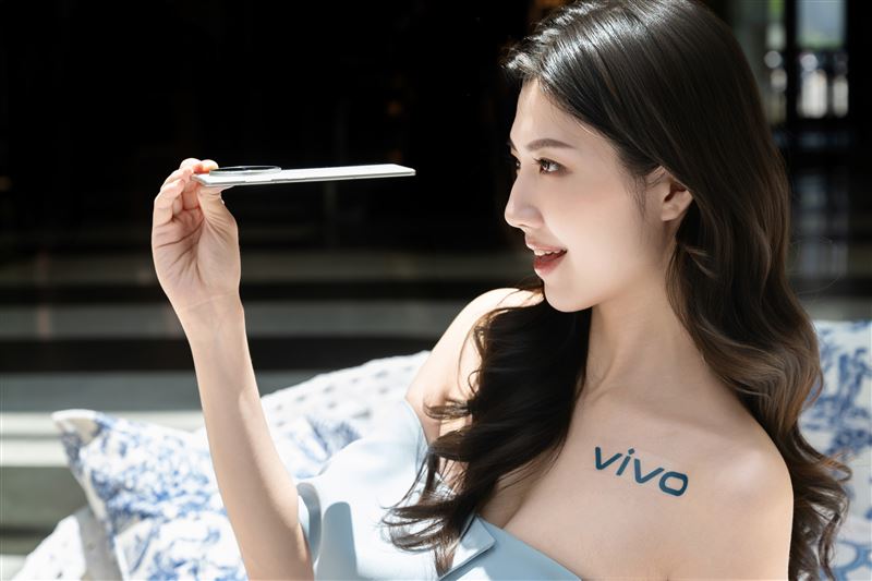 vivo X Fold5僅217克的輕盈機身,搭載大容量6000mAh藍海電池與全新第四代矽負極電池技術
