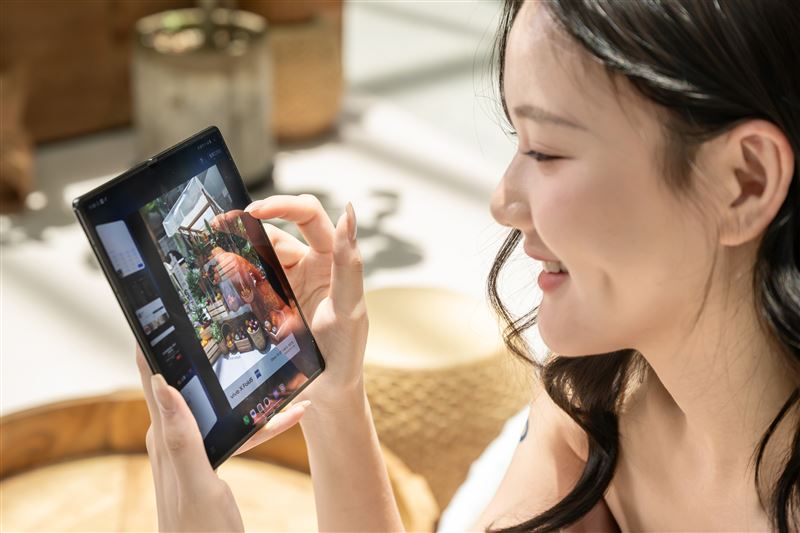 vivo X Fold5搭載創新「原子工作台」,可同時運行最多五個應用程式