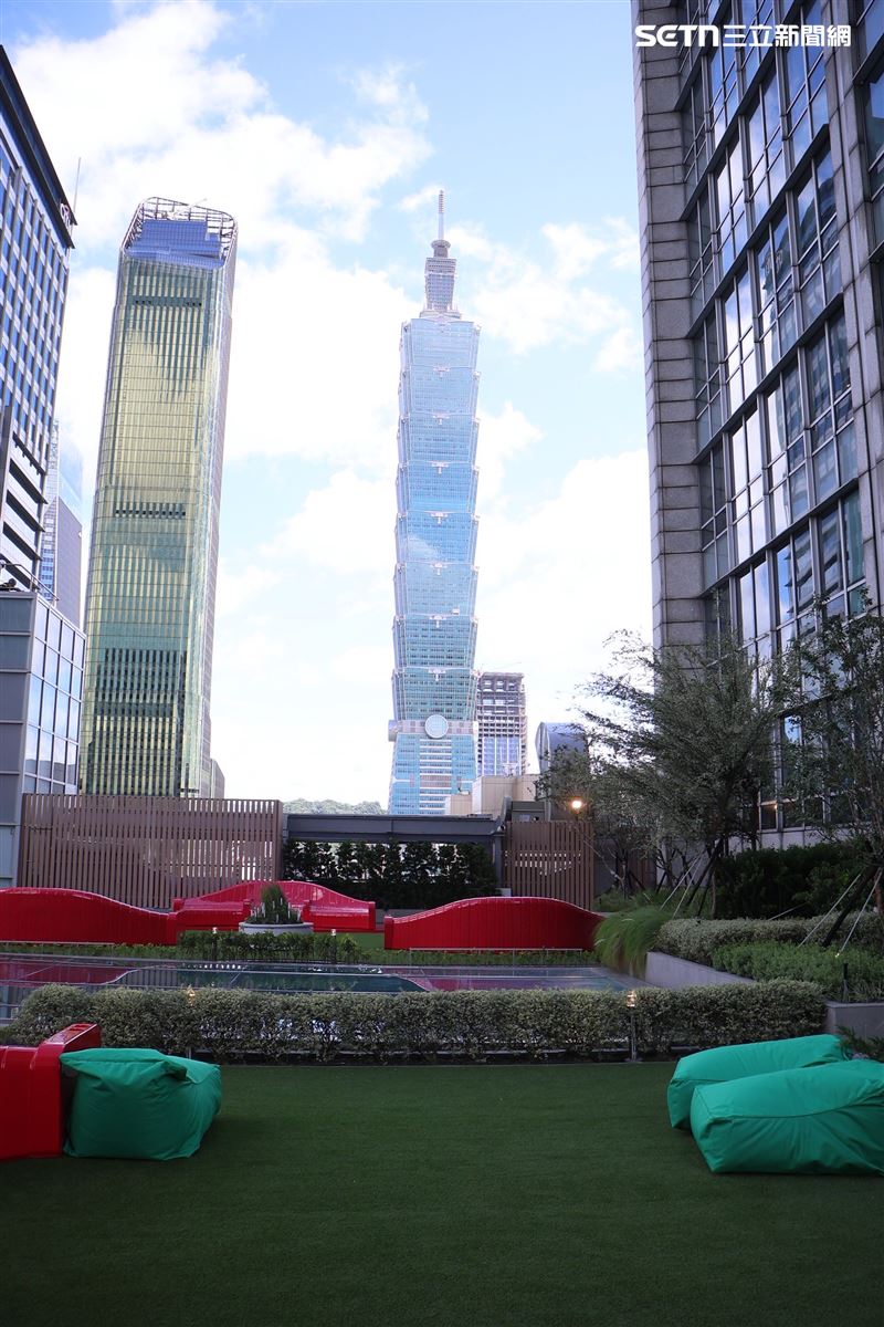 「星巴克典藏DREAM PLAZA台北」充滿台灣在地色彩,戶外區可觀賞整棟台北101。(圖/記者鄭孟晃攝影)