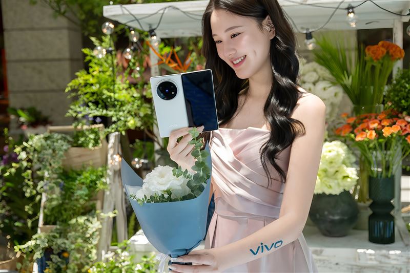 vivo成為首個進駐BELLAVITA寶麗廣塲的手機品牌,7月24日至7月27日打造為期四天的「輕境漫遊所」,完成指定體驗即可獲贈專屬花漾輕境花束乙束(數量有限送完為止)