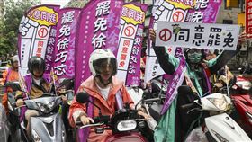 宣傳大罷免反共護台志工聯盟發起「護國大遶境」活動，19日在台北市街頭宣傳投下同意罷免票。（圖／中央社）