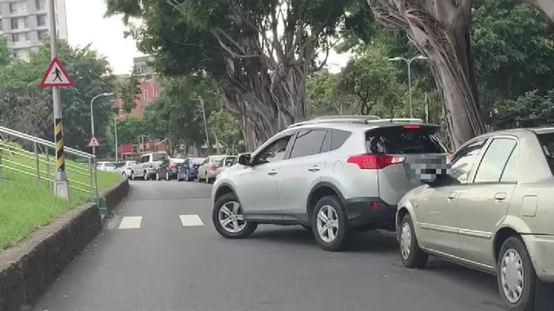 事實上，台南市警局第六分局曾在官網明確指出，路邊停車應該「提前打方向燈」，清楚告知後方車輛行駛意圖。（示意圖／爆料公社）